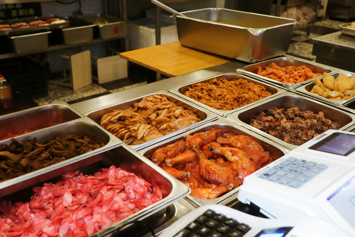 四川五月花技师学院校园师生食堂琳琅卤味